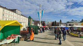 На центральной площади Горно-Алтайска сегодня проходит республиканская ярмарка