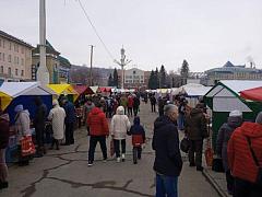 На главной площади Горно-Алтайска проходит республиканская сельскохозяйственная ярмарка